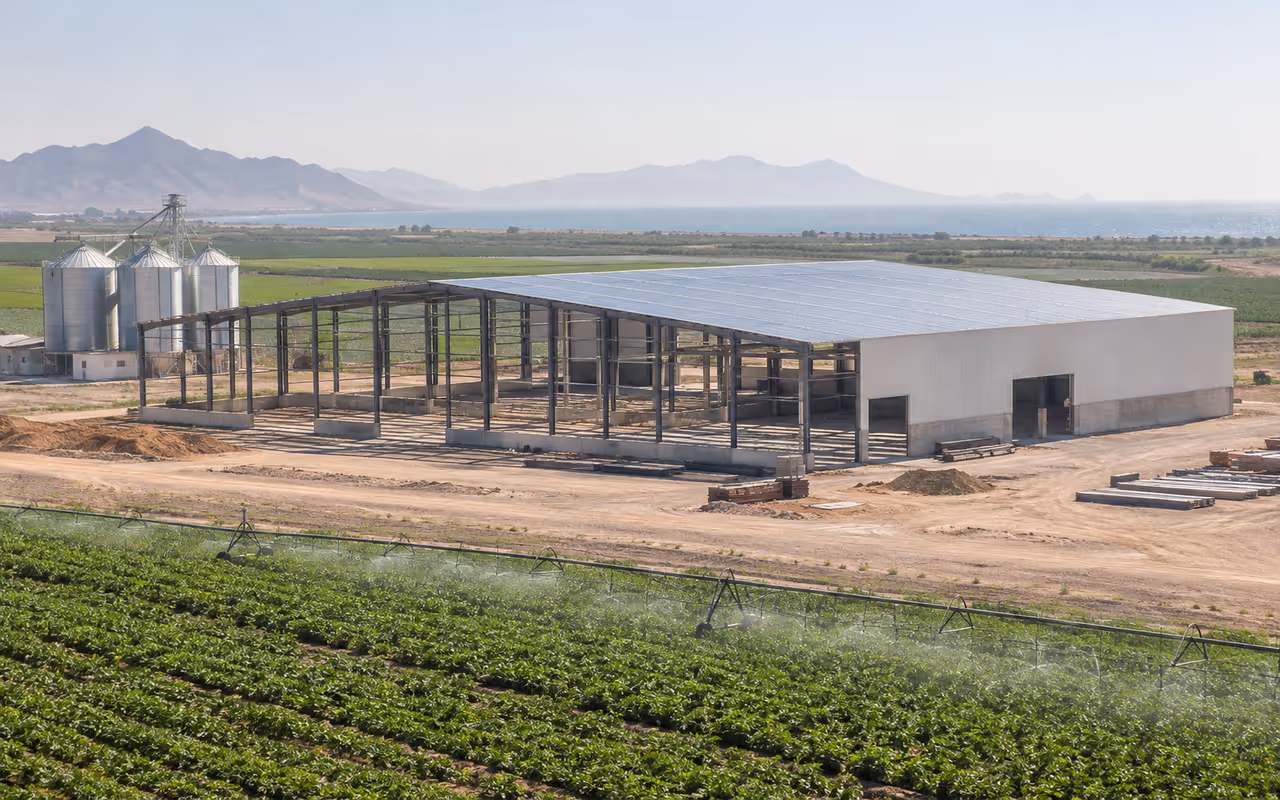 Bodega agroindustrial en construcción entre campos de cultivo, noroeste de México.